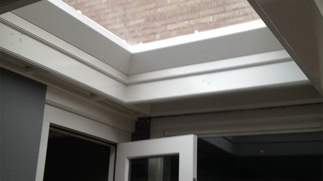verbouwing van witte veranda in Apeldoorn. Sokkels van hardsteen.