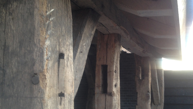 Detail van de antieke eiken balken aan de veranda in Elspeet