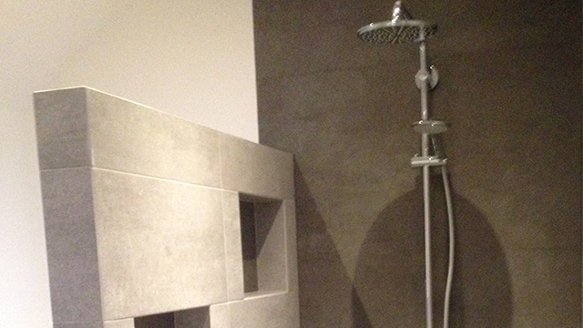Detail van de badkamer met regendouche
