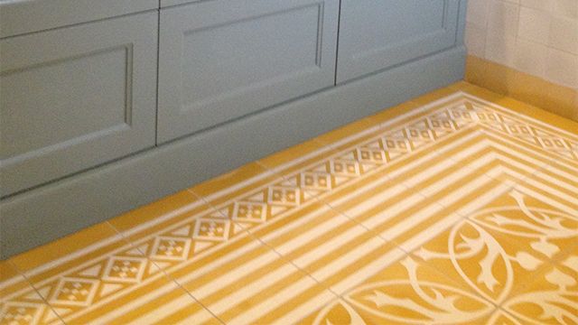Badkamer in Harderwijk met gele portugese motief tegels op de vloer. Type Castello
