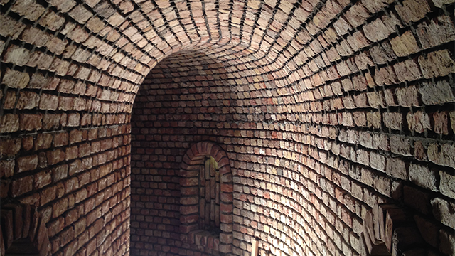 Ondergrondse tunnels met getoogd metselwerk bij een villa in Vierhouten, Van den Berg. Elspeet. Bouwveluwe