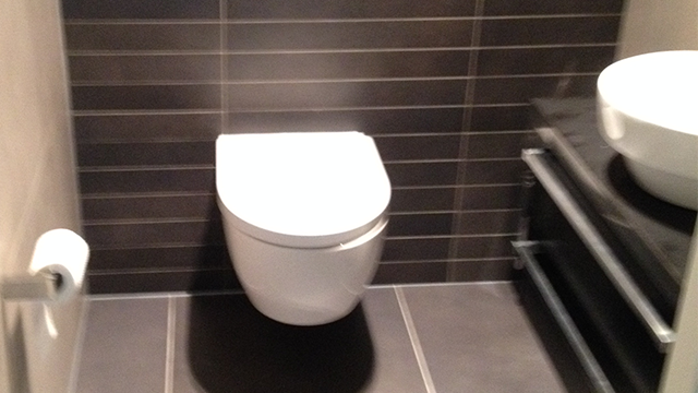 verbouwing villa in Vierhouten. Het toilet met strak tegel werk en 60 x 60 cm antraciete tegels