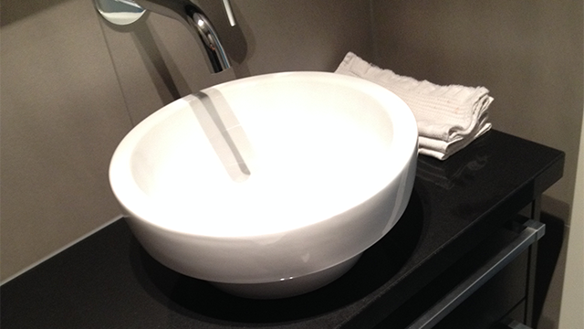 De wastafel met witte wasbak in de badkamer in Vierhouten.