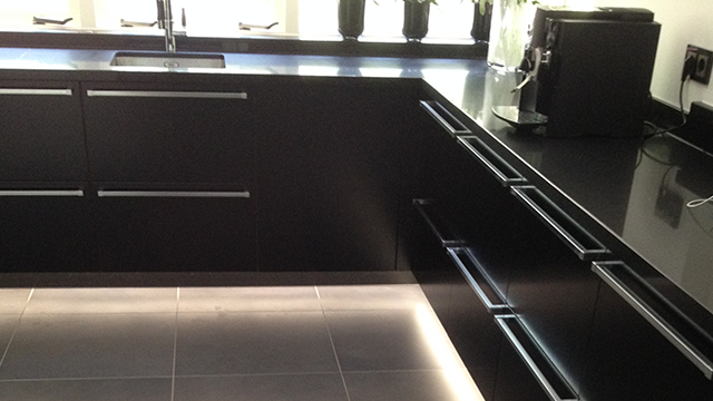 Verbouwing van zwarte keuken, hal en toilet in Vierhouten. LED verlichting in keuken